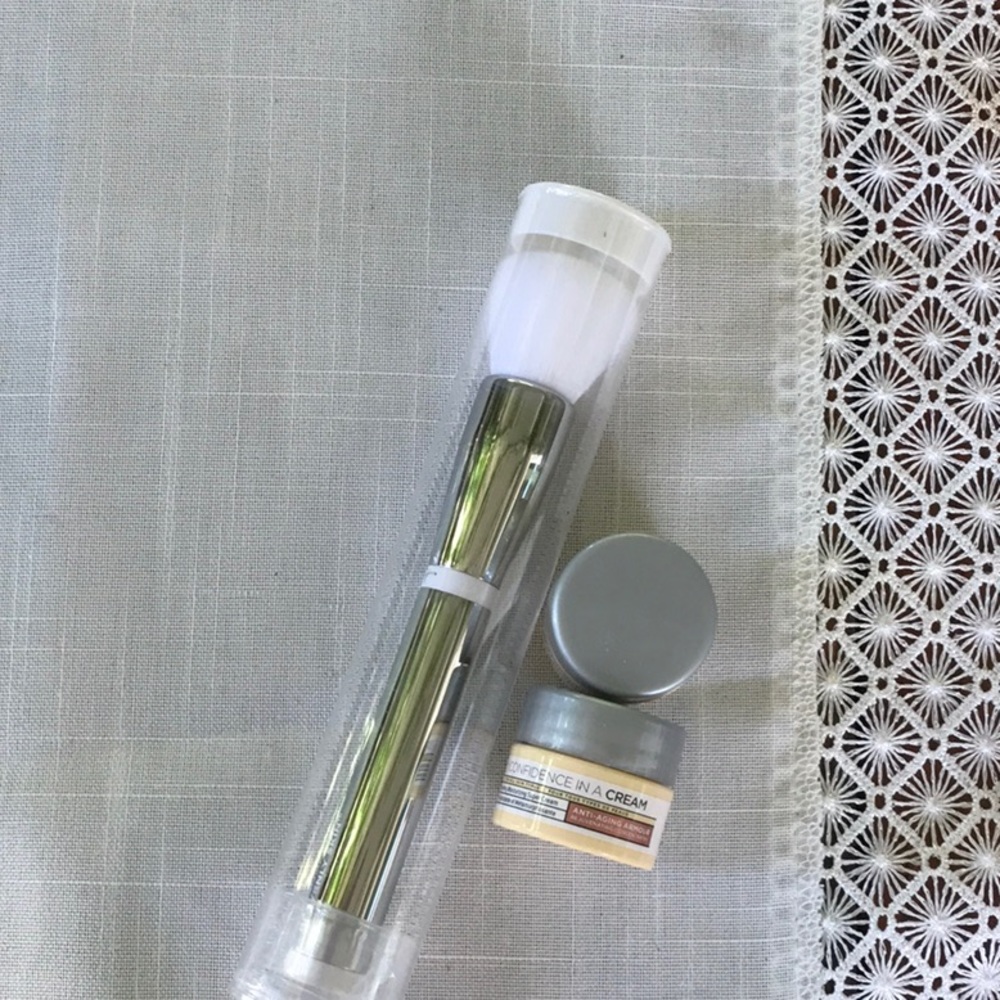 It cosmetics foundation brush with 2 mini Confidence in a cream